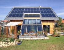 Dieses Sonnenhaus in Landshut bezieht etwa 80 % des W?rmebedarfs von 68 m2 Solarkollektoren. Das Haus ist eines von neun untersuchten Geb?uden im Projekt HeizSolar.