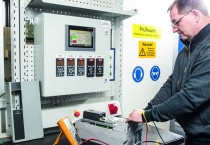 Techniker im Pr?ffeld: Im Servicecenter k?nnen alle Danfoss-Frequenzumrichter und ihre Komponenten getestet bzw. repariert werden. 