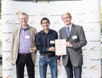 Die Vorstandsmitglieder Georg Dasch, Bernd Kerscher und Rainer K?rner nahmen die Auszeichnung stellvertretend f?r die rund 300 Mitglieder entgegen. 