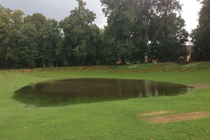  Ein Teich, wo keiner hingehört: Der Boden konnte die Regenmassen nicht mehr aufnehmen.  