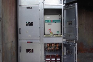  Bild 5: Prüfaufbau der Schaltfelder mit Druckentlastungskanal oben. Die geöffneten Türen zeigen den Innenausbau 
