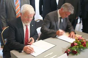  Dr.-Ing. Heinrich Schroeter (links), Präsident der Bayerischen Ingenieurekammer-Bau, unterzeichnet den Energieeffizienzpakt 