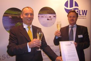  Karl-Heinz Geiger (KTK) (links) und Willibald Schodorf (DFLW e.V.) bei der Übergabe der Zertifizierung durch den DFLW e.V. 