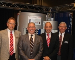  Bill Vallett, John Vallett, Lochinvar Corporation, Robin M. Welling, Tisun GmbH, und Tom Vallett, Lochinvar, präsentieren auf der AHR Expo in Orlando (Florida) erstmals die neue Marke 