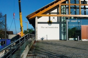  Pfarr- und Gemeindezentrum Pähl, links Autokran beim Versetzen des Pellets- und Pufferspeichers 