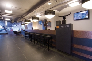  Lounge, Sport, Sauna & Spa – das „Pure“ ist alles in einem; die attraktive Café-Bar im Eingangsbereich ist zugleich zentraler Mittelpunkt und verbindet den Gerätesport- mit dem Gymnastik- und Wellnessbereich. 