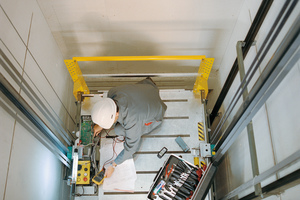  Ein Servicetechniker auf dem Kabinendach eines Schindler-Aufzugs 
