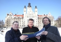 Dr. Fritz Brickwedde, Generalsekret?r der DBU (Mitte) ?berreichte den F?rderbescheid an Propst Lothar Vierhock (links) und Ansgar Schulz