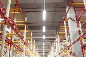  Regallager mit LED-Beleuchtung (Leuchten hängen in einer Höhe von rund 5,40 m) 