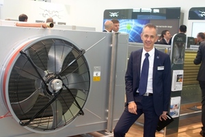  Produktmanager Massimiliano Dall'Armellina vor einem „Arctigo“-Luftkühler von Alfa Laval 