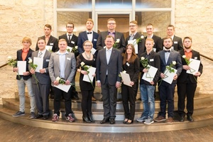  Bodo Ramelow, Ministerpräsident von Thüringen (Mitte), gratuliert den glücklichen Preisträgern. 