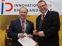 Dr. Joe Weingarten, Abteilungsleiter im Wirtschaftsministerium (rechts) ?berreicht Thomas K?bler den Innovationspreis des Landes 2012