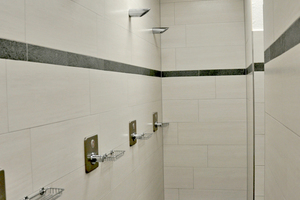  Ein Teil des modernen Duschbereichs im Wellnesscenter Wildeshausen 