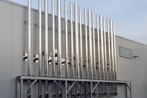  Die Abgasanlagen neben dem Produktionsgebäude des luxemburgischen Lebensmittel-Betriebs Caterman werden von einer Stahlkonsole gehalten. 