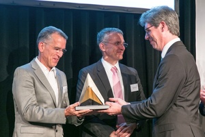  Die Sieger Markus Werner (links) und Dr. Stefan Hardt von MeteoViva nehmen den Preis entgegen.
(Foto: Agit mbH) 