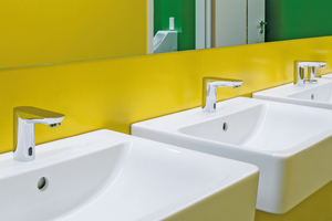  Reaktionsschnell sorgt die berührungslose Steuerung für Hygiene und Effizienz an Waschtischen und Urinalen 