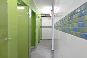 Die separaten WC-Einheiten sind durch farbige Titaniumwände in Glasoptik an das Designkonzept angepasst 