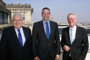  Auf dem Reichstag (v.l.n.r.): BDH-Präsident Manfred Greis, Dr. Joachim Pfeiffer und Hauptgeschäftsführer Andreas Lücke 