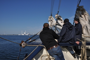  Anfahrt mit dem Segelschiff „Thalassa“ zum Kraftwerk Avedore Power Station  