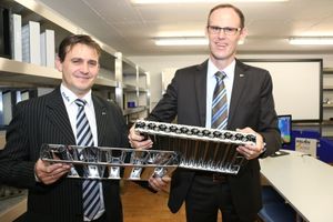 Geschäftsführer Sven Rentschler (rechts) und Verkaufsleiter Vitali Lai präsentieren das neue und das alte Abscheideelement 