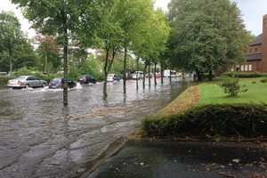  Land unter auf der Straße: Für Autos, Fußgänger und Fahrradfahrer gab es an vielen Stellen kein Durchkommen mehr.  