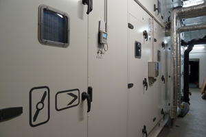  Für die Nachrüstung eines Kühlregisters wurde ein vorgesehenes ?Leerteil? im bestehenden RLT-Gerät genutzt. 
