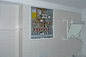  Direkte Wohnungsstationen „Akva Lux II TDP-F“ sind platzsparend zu installieren (hier im Badezimmer) … 