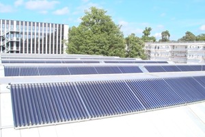 Die prämierte Anlage auf einem Laborgebäude der Hochschule Karlsruhe. Hier produzieren die Hochleistungs-Kollektoren der Ritter XL Solar auf 400 m2 Dachfläche bis zu 178 MWh Wärmeenergie im Jahr. Genutzt wird sie, um mittels einer Dampfstrahl-Kältemaschin 