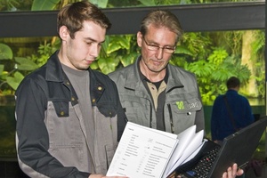  Wisag-Mitarbeiter Hagen John und Andreas Bug (v.l.n.r.) bei der Funktionsprüfung der Beleuchtungssteuerung in der Panoramahalle des Aquariums 