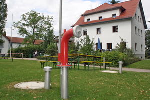  Die unterirdischen Löschwassertanks sind nur durch die Entlüftung, die Entnahmestutzen und die Tankabdeckung sichtbar.  