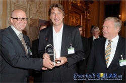  Johann Wörle (links), Redaktionsleiter von joule, und Helmut Lamp, Vorsitzender des Bundesverbandes für Bioenergie, übergeben Stephan Eisenbeiß (Mitte) den energy-award 