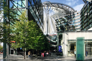  Das spektakuläre, aufgefächerte Zeltdach des Sony Center in Berlin 