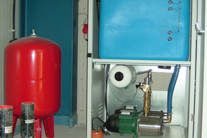  Komplettsystem Druckerhöhungsanlage „Tano XL“ mit integrierter Trinkwassernachspeisung, Vorlagebehälter 200 l (blau), Druckausgleichsbehälter 100 l (rot). Das Regenwasser wird automatisch und bedarfsgerecht von der Zubringerpumpe aus dem unterirdischen Be 
