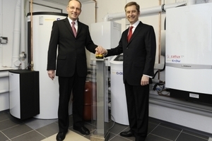  Dr. Carsten Stelzer, Geschäftsführer Technik der Vaillant Group (rechts), und Ralf Klöpfer, Sprecher der Geschäftsführung der EnBW Vertrieb GmbH, nahmen heute das deutschlandweit erste wandhängende Brennstoffzellen-Heizgerät in Betrieb 