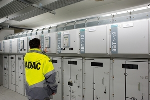  Felder einer luftisolierten Mittelspannungs-Schaltanlage "8BT1" für 12 kV mit Siprotec-Schutztechnik in der Münchner ADAC-Zentrale  