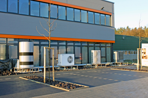  Vier Luft-Wasser-Wärmepumpen verschiedener Hersteller vor dem TWK-Gebäude 
