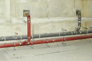  Gusseisernes Abflussrohrsystem im Einsatz: KML-Rohr für fetthaltige Abwässer (oben), darunter ein SML-Rohr für häusliche Abwässer 