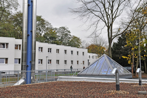  Innovative Heizungstechnik im Studentenwerk Düsseldorf:  Unter der Glaspyramide befindet sich die BHKW-Anlage und unter dem Kiesdach verteilen sich die Natriumacetat-Latentwärmespeicher 