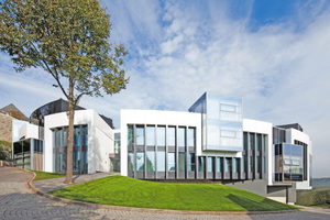  Tradition trifft Moderne: Das Hotel Schloss Montabaur mit seinem neuem futuristischen Gästehaus „Coblenz“. 