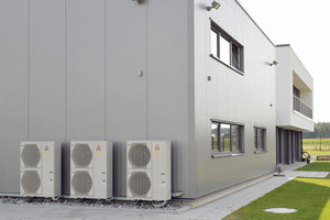  Die „Ecodan“-Luft/Wasser-Wärmepumpen-Kaskade erzeugt Wärme für die Fußbodenheizung und die Bauteilaktivierung. 