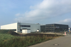  6.000 m2 Raum für Produktion, Innovation – und weiteres Wachstum: Das neue Firmengebäude der NMH und Co. KG am Flugplatz in Hohentengen steht. 