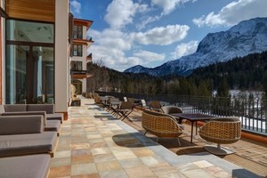  Da die Balkone und Terrassen des Stammhauses auch sechs Jahre nach der Eröffnung in perfektem Zustand waren, hat sich der Bauherr entschieden, den Außenbereich des neuen Schloss Elmau Retreat ebenfalls durch Gutjahr-Drainagen zu schützen. 