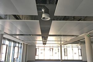  Schallabsorbierendes Heiz-Kühlsegel-System in Sichtinstallation in einem Bürogebäude 