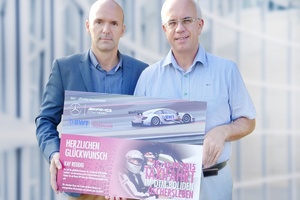  Thorsten Drescher (links), BWT, übergibt Kay Reddig (rechts.) vom gleichnamigen Haustechnik-Unternehmen in Oranienburg das VIP-Ticket zur Teilnahme am DTM-Rennen in Oschersleben. Highlight: Die heiße Taxifahrt im AMG-DTM-Rennfahrzeug. 