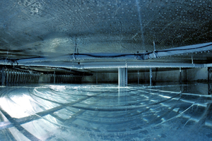  Blick in einen Eis-Energiespeicher: Beim Übergang von Wasser zu Eis und umgekehrt wird zusätzliche Energie frei, die zum Heizen und Kühlen genutzt werden kann.	 