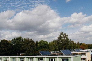  Auf den Dächern der Mehrfamilienhäuser in Hamburg Farmsen befindet sich jeweils eine Kollektorfläche von ca. 20 m² 