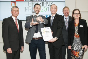  Freute sich über den ZVEH/ZVEI-Energieeffizienzpreis: Matthias Berchtold (Schulmayr & Berchtold, 2.v.l.), zusammen mit Harald Horst (ZVEI, l.), Lothar Hellmann (ZVEH, M.), Dr. Andreas Goerdeler (BMWi, 2.v.r.) und Maria Hasselman (Messe Frankfurt, r.). Fot 