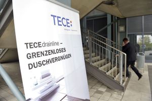 Im „Glück Auf Club Flöz Ernst“ der Gelsenkirchener Veltins-Arena veranstalteten Tece und Sopro ihr Seminar rund um das Thema Verbundabdichtungen in Sanitärräumen 