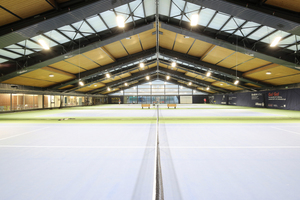  Das Tenniszentrum Horgen am Zürichsee ist eines der größten in der Schweiz. Die vier Indoor Courts werden nun via Deckenstrahlplatten ?Zehnder ZBN? beheizt. 