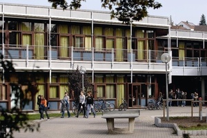  Teilansicht des Schulgebäudes in Ditzingen 